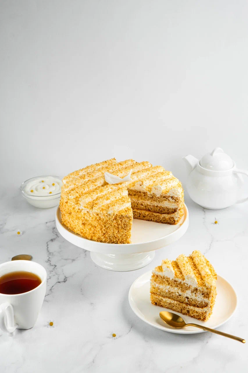Вкус детства: нежный торт с пропитанными сметанным кремом коржами Вкус детства: нежный торт с пропитанными сметанным кремом коржами