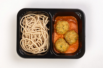 Гречневая лапша с фалафелем в томатном соусе 01