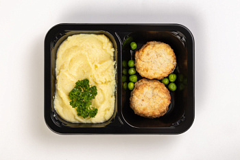 Котлеты рыбные с пюре картофельным и зеленым горошком 01