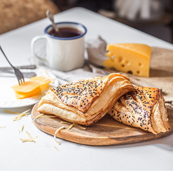 Слойка с сыром классическая 01